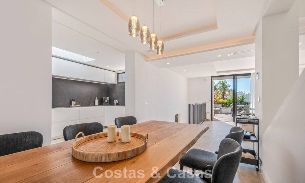Elegante villa de lujo con arquitectura mediterránea en venta en el Valle del Golf de Nueva Andalucía, Marbella 803444