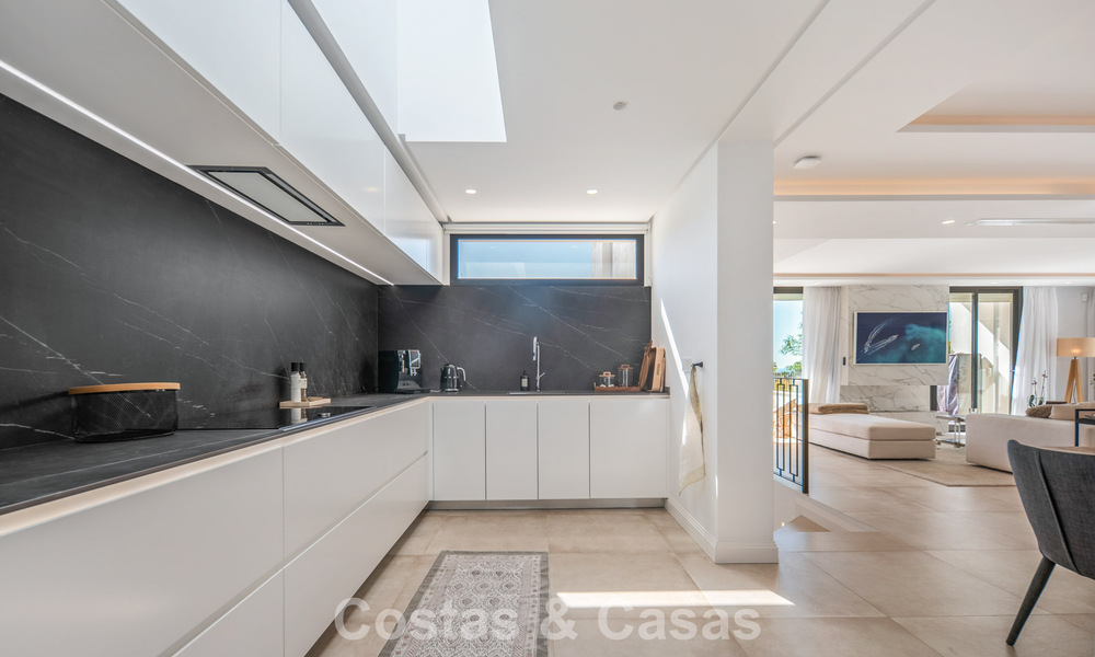 Elegante villa de lujo con arquitectura mediterránea en venta en el Valle del Golf de Nueva Andalucía, Marbella 803446