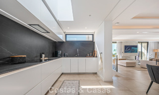 Elegante villa de lujo con arquitectura mediterránea en venta en el Valle del Golf de Nueva Andalucía, Marbella 803446 