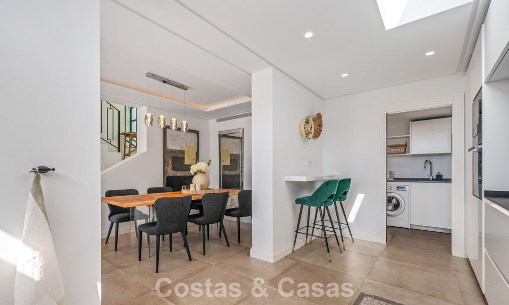 Elegante villa de lujo con arquitectura mediterránea en venta en el Valle del Golf de Nueva Andalucía, Marbella 803447