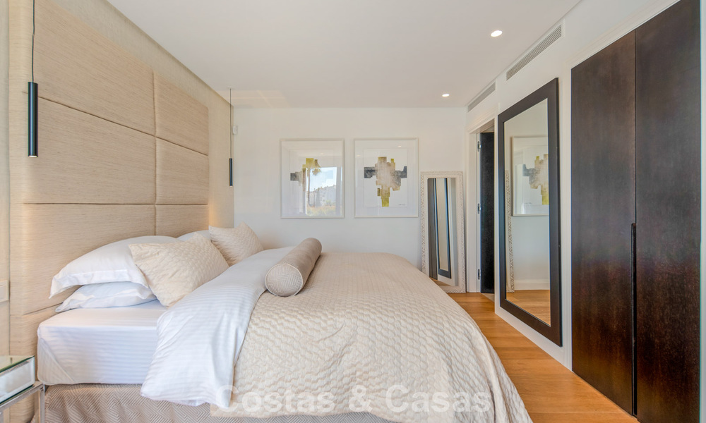Elegante villa de lujo con arquitectura mediterránea en venta en el Valle del Golf de Nueva Andalucía, Marbella 803448