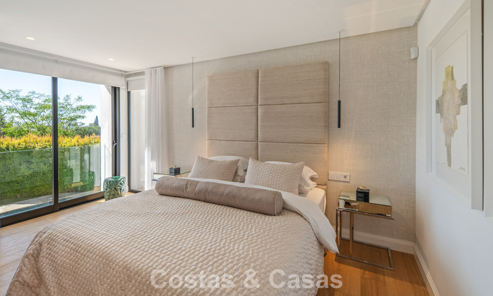 Elegante villa de lujo con arquitectura mediterránea en venta en el Valle del Golf de Nueva Andalucía, Marbella 803449