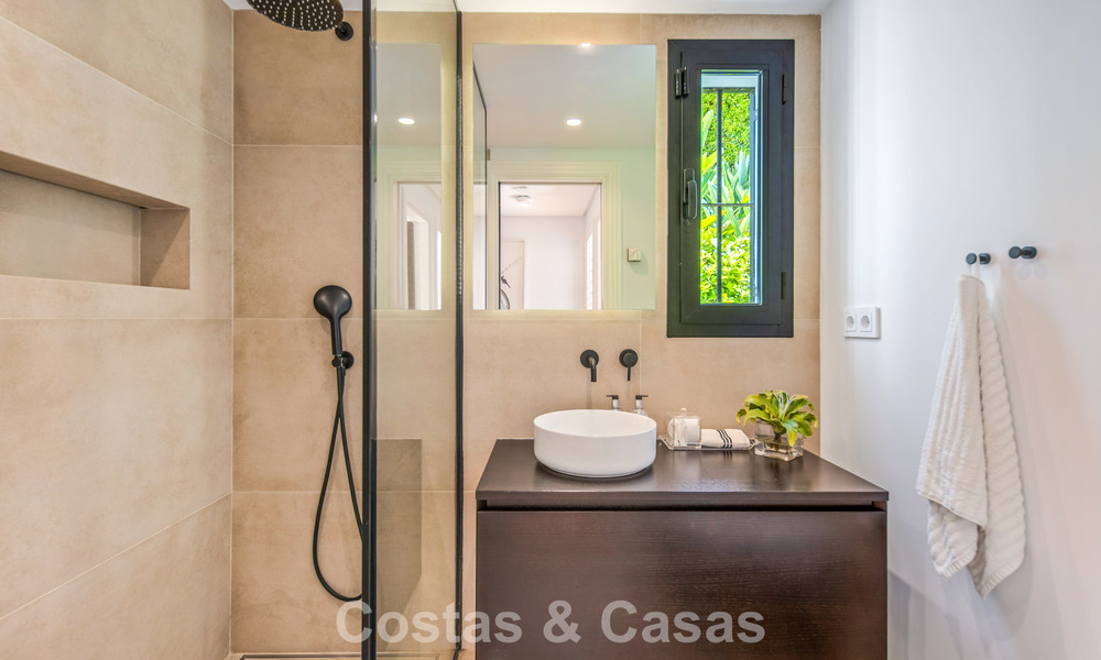 Elegante villa de lujo con arquitectura mediterránea en venta en el Valle del Golf de Nueva Andalucía, Marbella 803453