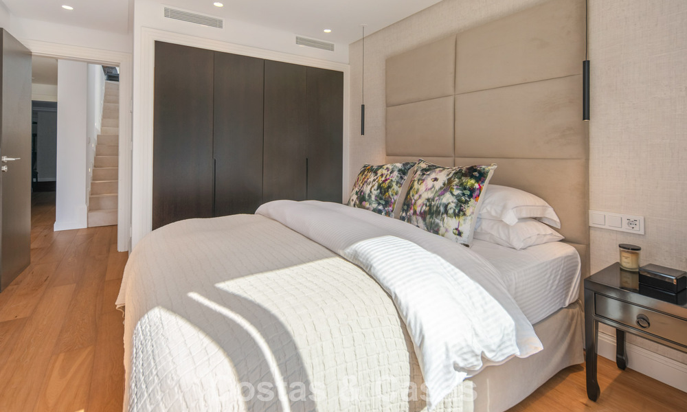 Elegante villa de lujo con arquitectura mediterránea en venta en el Valle del Golf de Nueva Andalucía, Marbella 803455