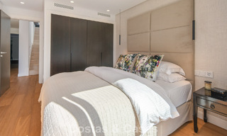 Elegante villa de lujo con arquitectura mediterránea en venta en el Valle del Golf de Nueva Andalucía, Marbella 803455 