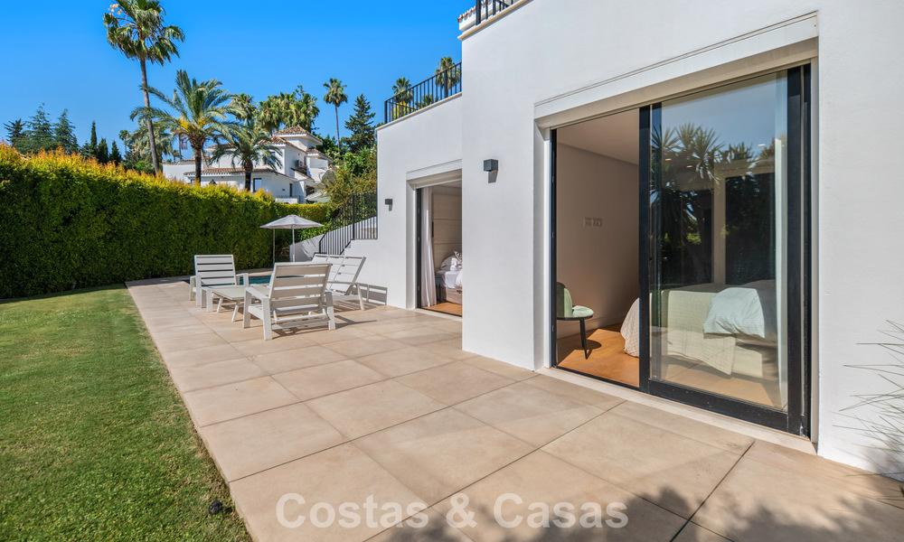 Elegante villa de lujo con arquitectura mediterránea en venta en el Valle del Golf de Nueva Andalucía, Marbella 803457