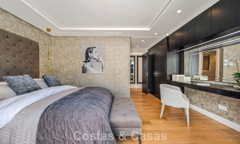 Elegante villa de lujo con arquitectura mediterránea en venta en el Valle del Golf de Nueva Andalucía, Marbella 803458