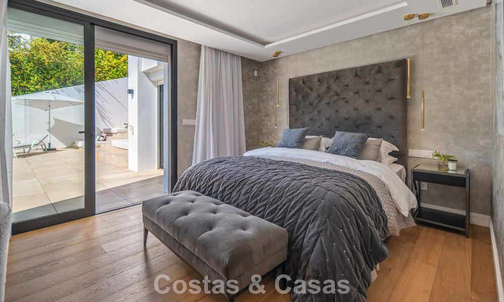Elegante villa de lujo con arquitectura mediterránea en venta en el Valle del Golf de Nueva Andalucía, Marbella 803459