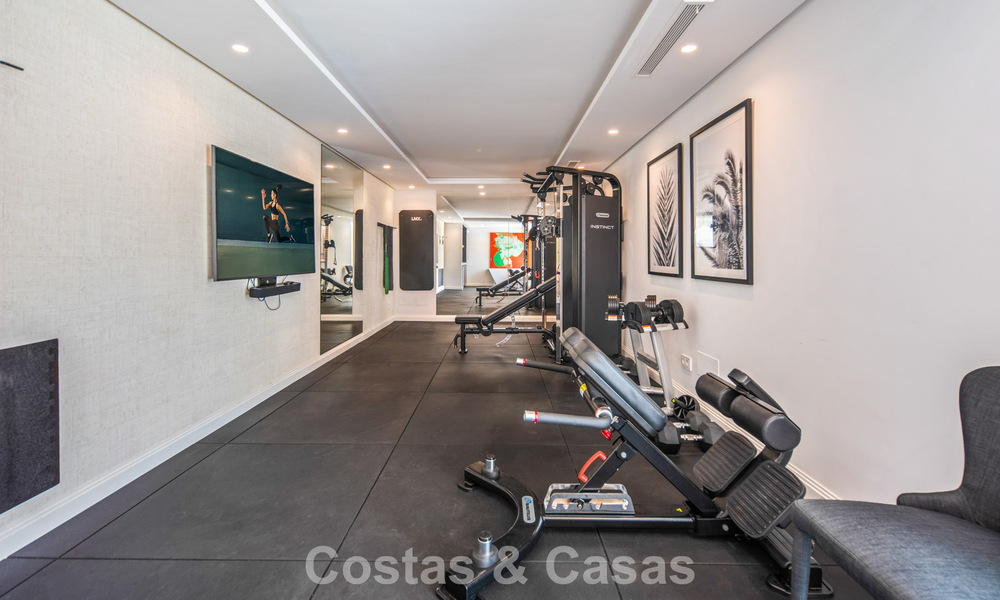 Elegante villa de lujo con arquitectura mediterránea en venta en el Valle del Golf de Nueva Andalucía, Marbella 803463