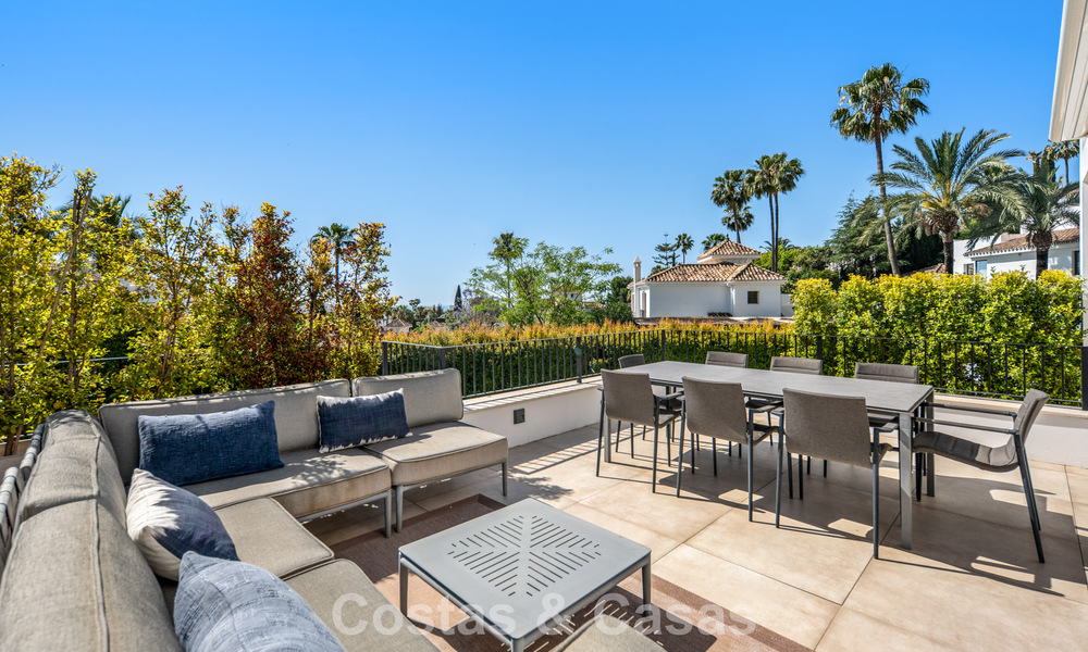 Elegante villa de lujo con arquitectura mediterránea en venta en el Valle del Golf de Nueva Andalucía, Marbella 803466