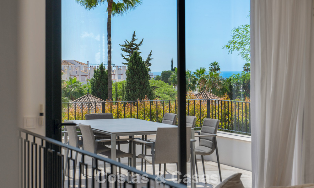 Elegante villa de lujo con arquitectura mediterránea en venta en el Valle del Golf de Nueva Andalucía, Marbella 803468
