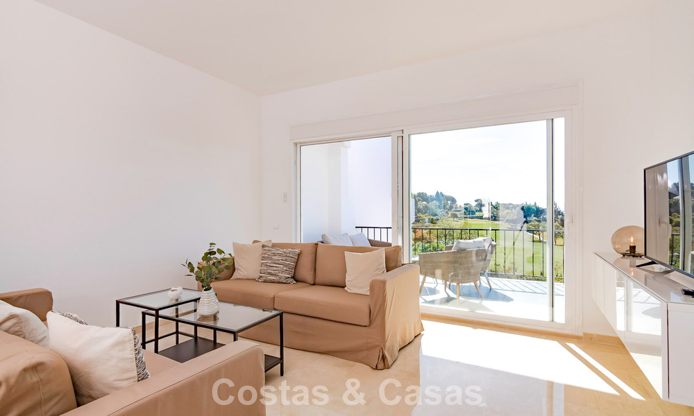 Casa adosada renovada con vistas frontales al campo de golf en venta en Aloha, Nueva Andalucía, Marbella 803132