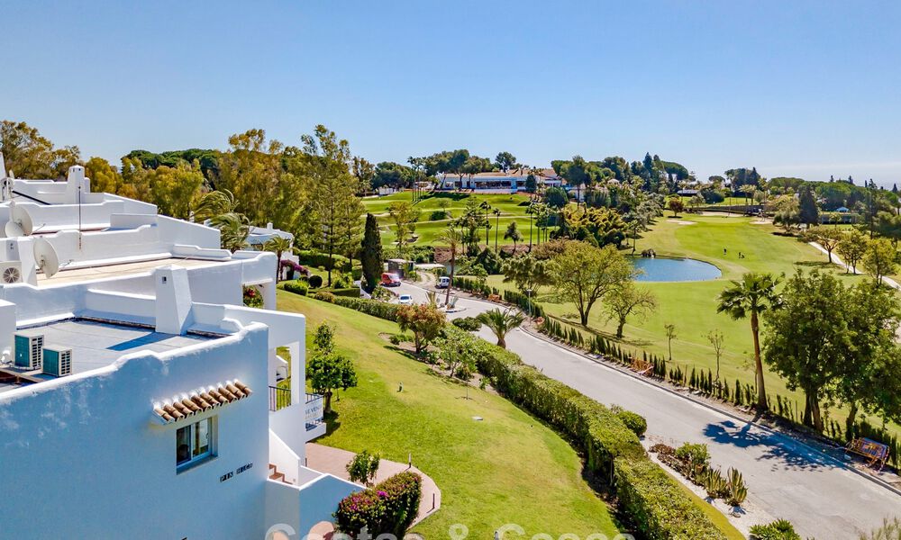 Casa adosada renovada con vistas frontales al campo de golf en venta en Aloha, Nueva Andalucía, Marbella 803133