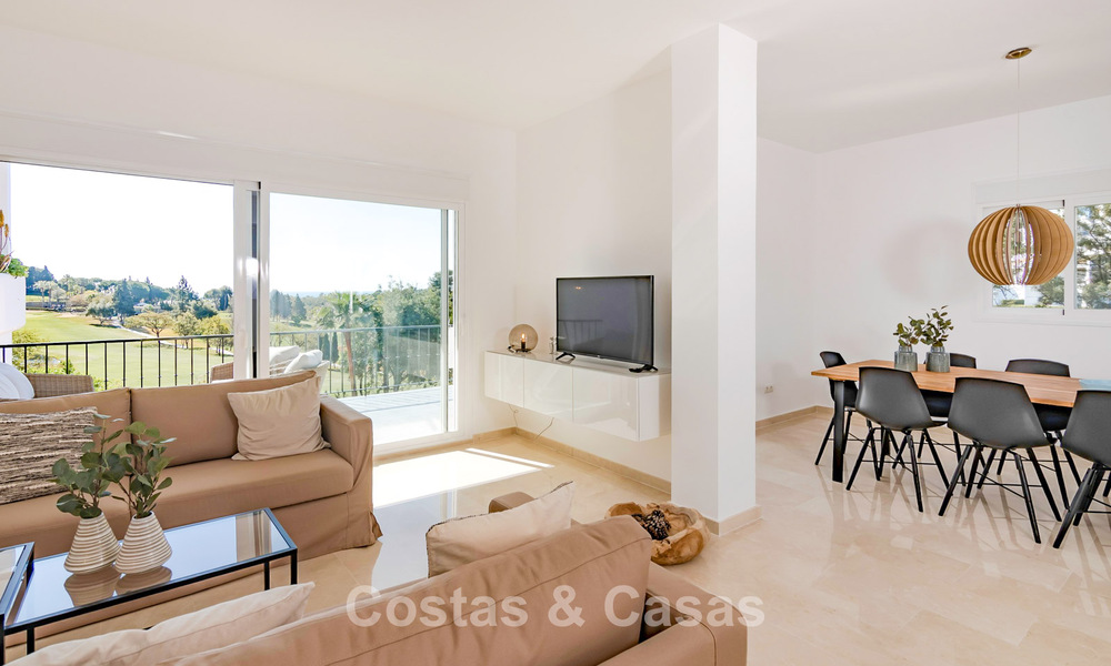 Casa adosada renovada con vistas frontales al campo de golf en venta en Aloha, Nueva Andalucía, Marbella 803134