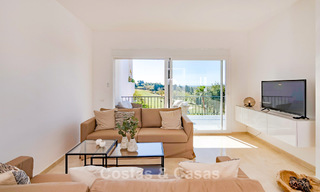 Casa adosada renovada con vistas frontales al campo de golf en venta en Aloha, Nueva Andalucía, Marbella 803135 