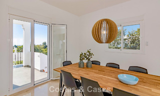Casa adosada renovada con vistas frontales al campo de golf en venta en Aloha, Nueva Andalucía, Marbella 803136 