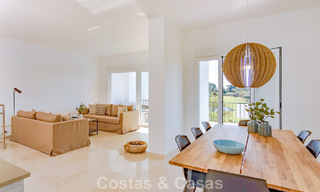 Casa adosada renovada con vistas frontales al campo de golf en venta en Aloha, Nueva Andalucía, Marbella 803137 