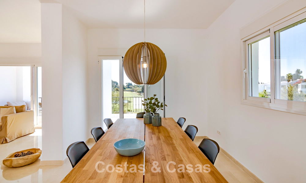 Casa adosada renovada con vistas frontales al campo de golf en venta en Aloha, Nueva Andalucía, Marbella 803138