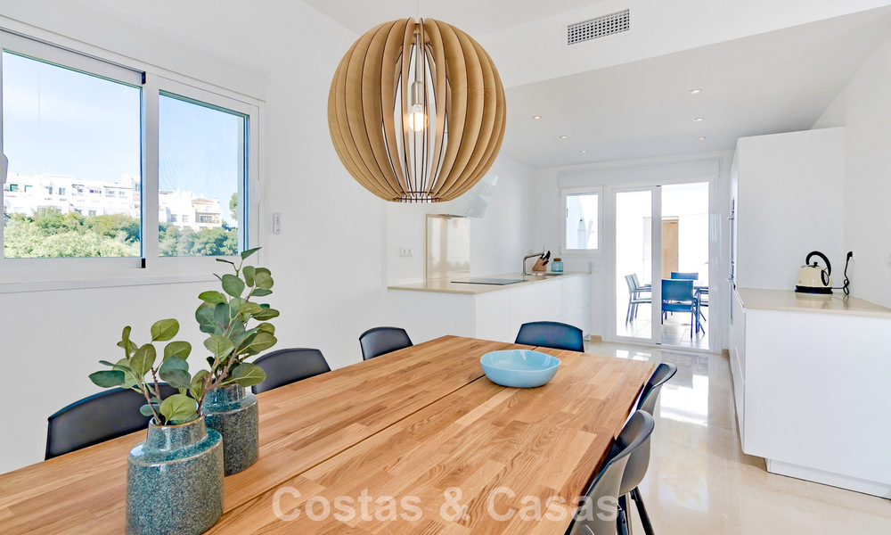 Casa adosada renovada con vistas frontales al campo de golf en venta en Aloha, Nueva Andalucía, Marbella 803139