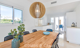 Casa adosada renovada con vistas frontales al campo de golf en venta en Aloha, Nueva Andalucía, Marbella 803139 