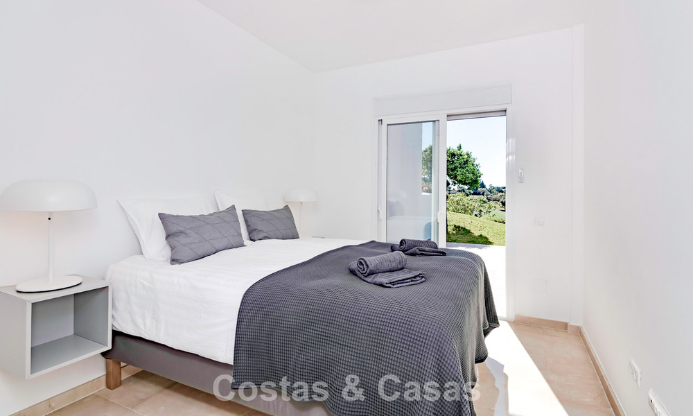 Casa adosada renovada con vistas frontales al campo de golf en venta en Aloha, Nueva Andalucía, Marbella 803140
