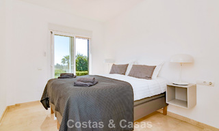 Casa adosada renovada con vistas frontales al campo de golf en venta en Aloha, Nueva Andalucía, Marbella 803142 