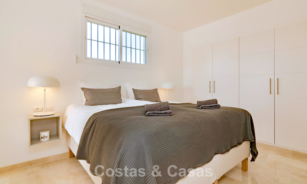 Casa adosada renovada con vistas frontales al campo de golf en venta en Aloha, Nueva Andalucía, Marbella 803143