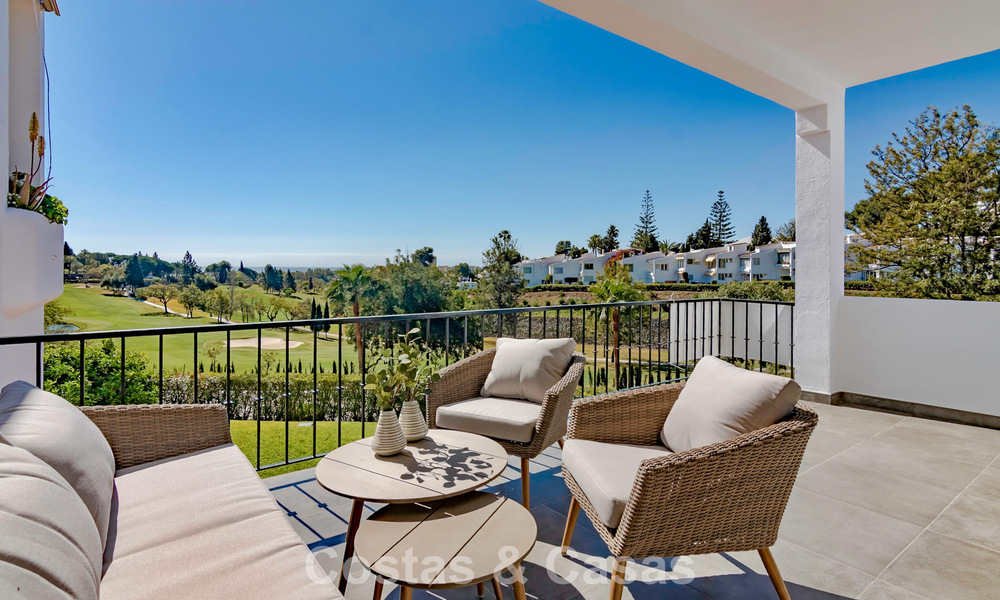 Casa adosada renovada con vistas frontales al campo de golf en venta en Aloha, Nueva Andalucía, Marbella 803148