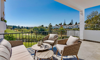 Casa adosada renovada con vistas frontales al campo de golf en venta en Aloha, Nueva Andalucía, Marbella 803148 