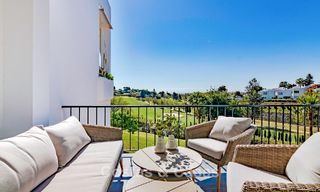 Casa adosada renovada con vistas frontales al campo de golf en venta en Aloha, Nueva Andalucía, Marbella 803149 
