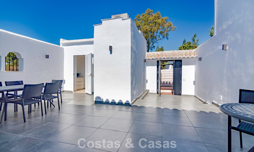 Casa adosada renovada con vistas frontales al campo de golf en venta en Aloha, Nueva Andalucía, Marbella 803152