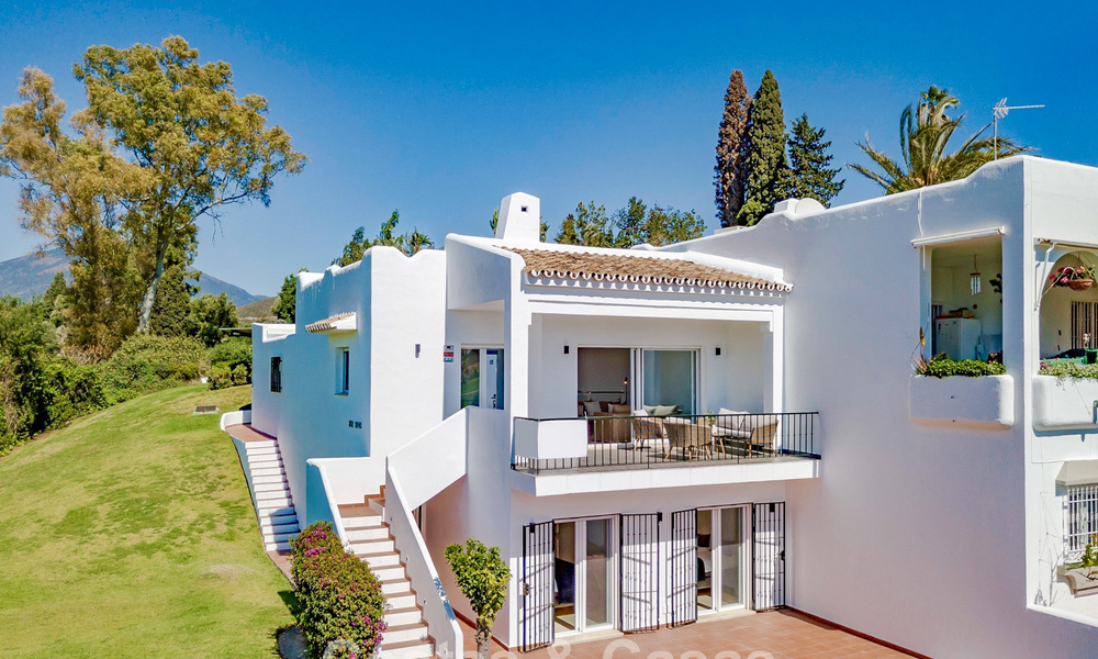Casa adosada renovada con vistas frontales al campo de golf en venta en Aloha, Nueva Andalucía, Marbella 803153