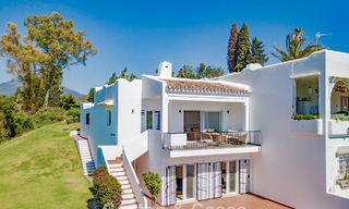 Casa adosada renovada con vistas frontales al campo de golf en venta en Aloha, Nueva Andalucía, Marbella 803153 