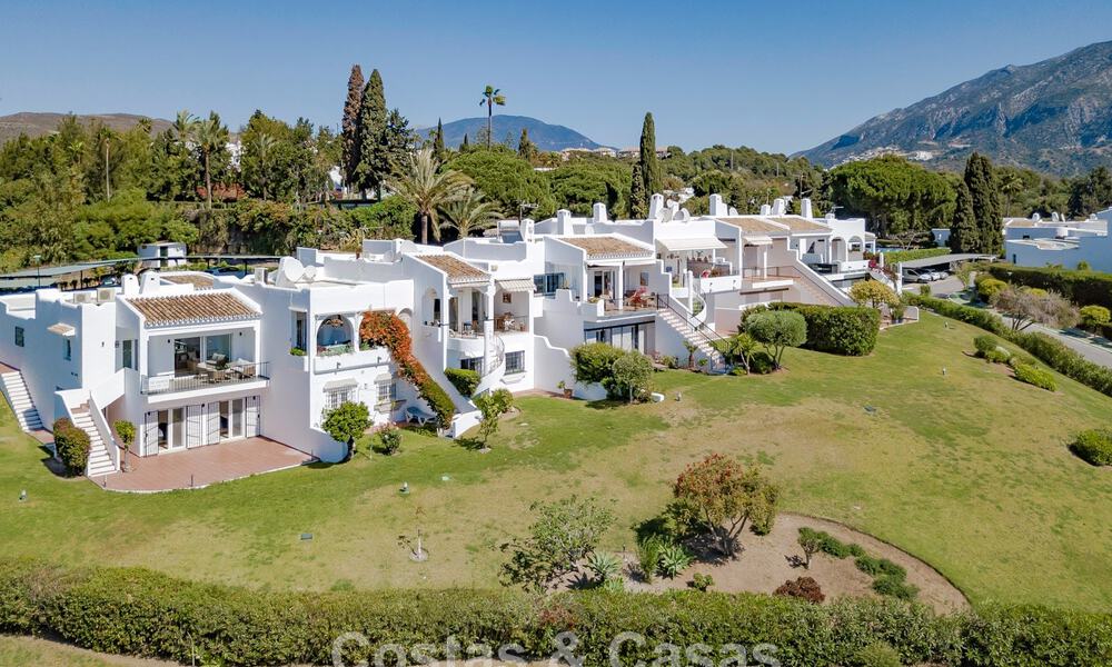 Casa adosada renovada con vistas frontales al campo de golf en venta en Aloha, Nueva Andalucía, Marbella 803155