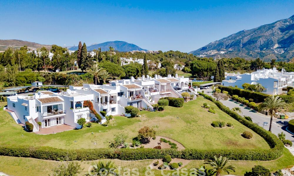 Casa adosada renovada con vistas frontales al campo de golf en venta en Aloha, Nueva Andalucía, Marbella 803156