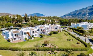 Casa adosada renovada con vistas frontales al campo de golf en venta en Aloha, Nueva Andalucía, Marbella 803156 