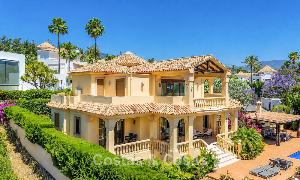 Amplia villa mediterránea con vistas al mar y un fantástico potencial de renovación en venta en La Quinta, Marbella - Benahavís 803473