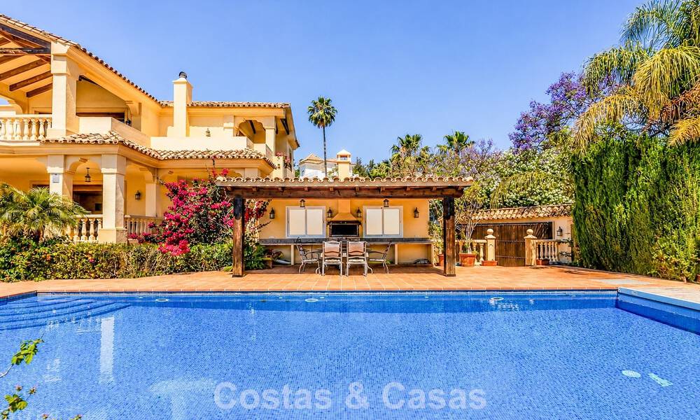 Amplia villa mediterránea con vistas al mar y un fantástico potencial de renovación en venta en La Quinta, Marbella - Benahavís 803477