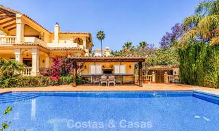 Amplia villa mediterránea con vistas al mar y un fantástico potencial de renovación en venta en La Quinta, Marbella - Benahavís 803477 