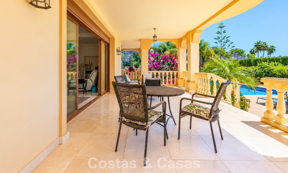 Amplia villa mediterránea con vistas al mar y un fantástico potencial de renovación en venta en La Quinta, Marbella - Benahavís 803478