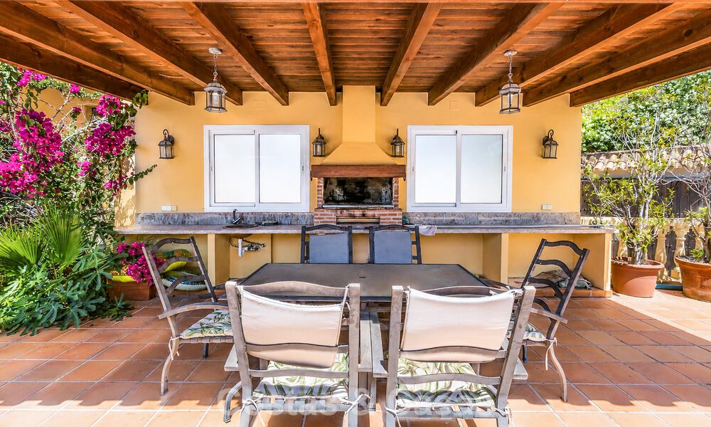 Amplia villa mediterránea con vistas al mar y un fantástico potencial de renovación en venta en La Quinta, Marbella - Benahavís 803480