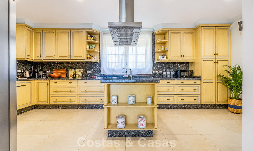 Amplia villa mediterránea con vistas al mar y un fantástico potencial de renovación en venta en La Quinta, Marbella - Benahavís 803481