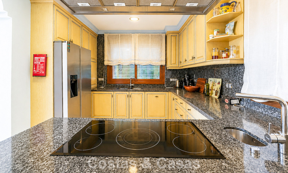 Amplia villa mediterránea con vistas al mar y un fantástico potencial de renovación en venta en La Quinta, Marbella - Benahavís 803482