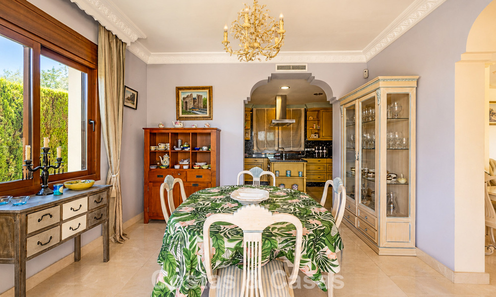 Amplia villa mediterránea con vistas al mar y un fantástico potencial de renovación en venta en La Quinta, Marbella - Benahavís 803483