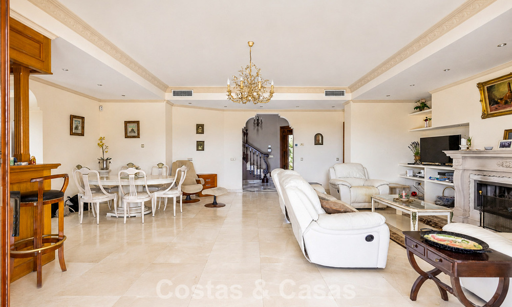 Amplia villa mediterránea con vistas al mar y un fantástico potencial de renovación en venta en La Quinta, Marbella - Benahavís 803486