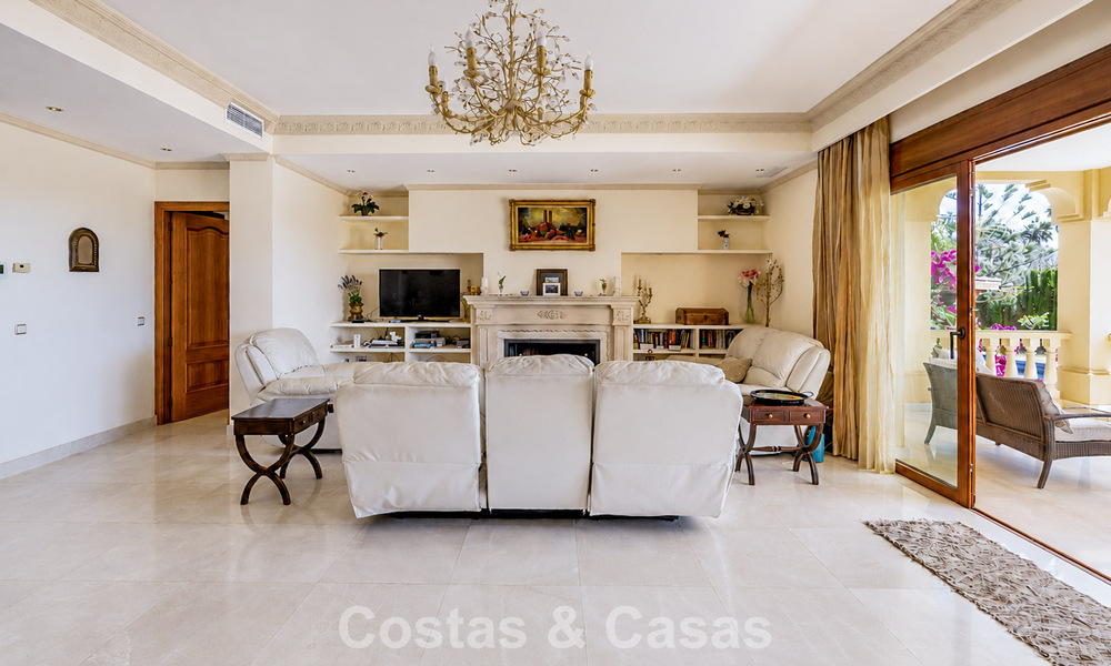 Amplia villa mediterránea con vistas al mar y un fantástico potencial de renovación en venta en La Quinta, Marbella - Benahavís 803487