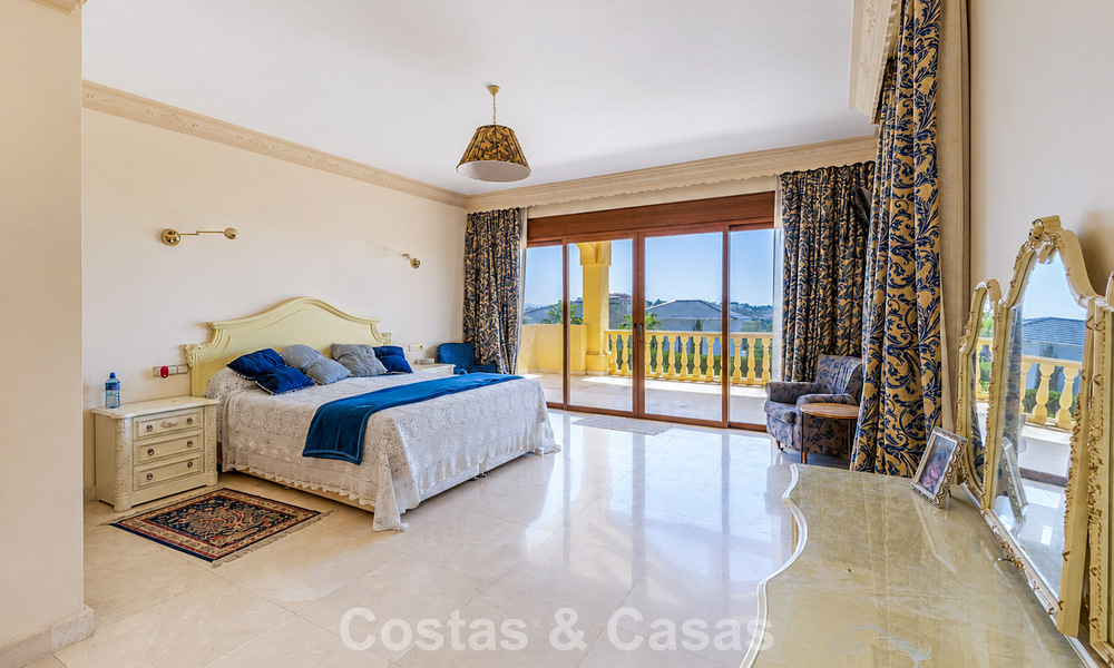 Amplia villa mediterránea con vistas al mar y un fantástico potencial de renovación en venta en La Quinta, Marbella - Benahavís 803489