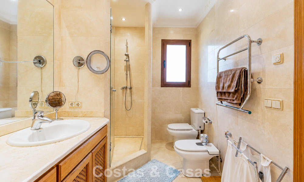 Amplia villa mediterránea con vistas al mar y un fantástico potencial de renovación en venta en La Quinta, Marbella - Benahavís 803492