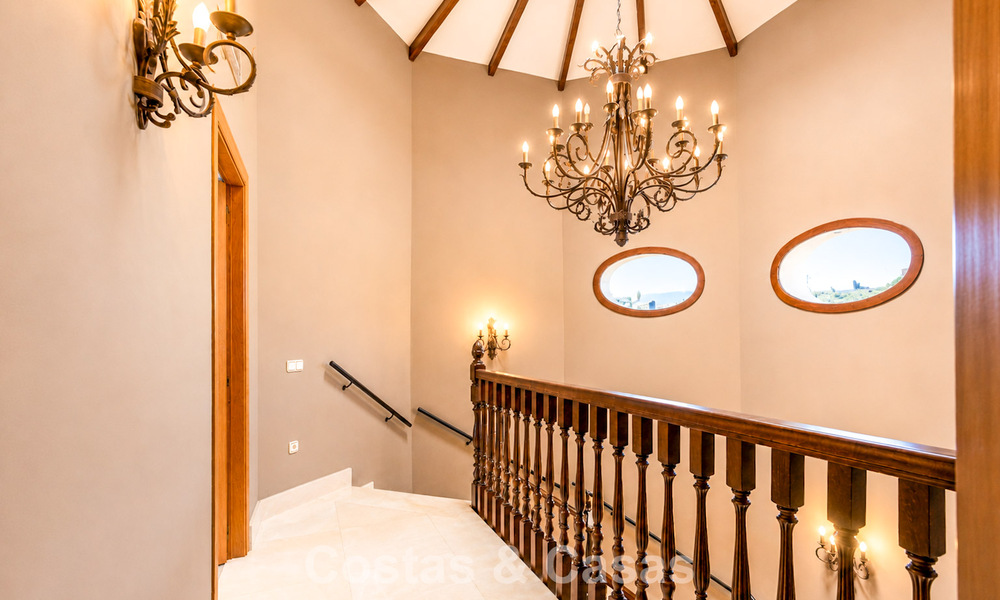 Amplia villa mediterránea con vistas al mar y un fantástico potencial de renovación en venta en La Quinta, Marbella - Benahavís 803494