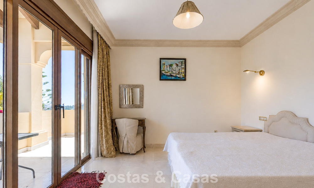 Amplia villa mediterránea con vistas al mar y un fantástico potencial de renovación en venta en La Quinta, Marbella - Benahavís 803496
